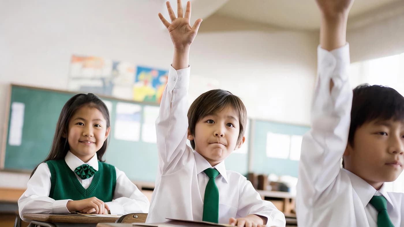 小初阶段学生课堂学习场景