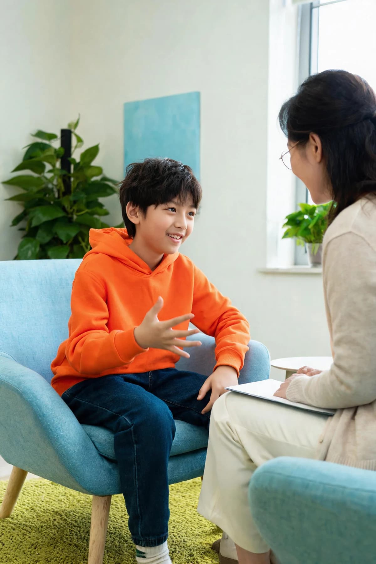 老师与学生进行心理辅导交流