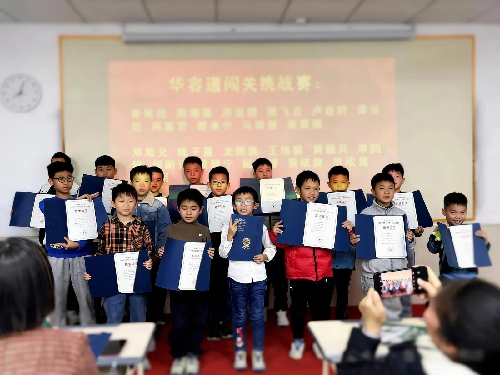 学生们展示成长荣誉证书
