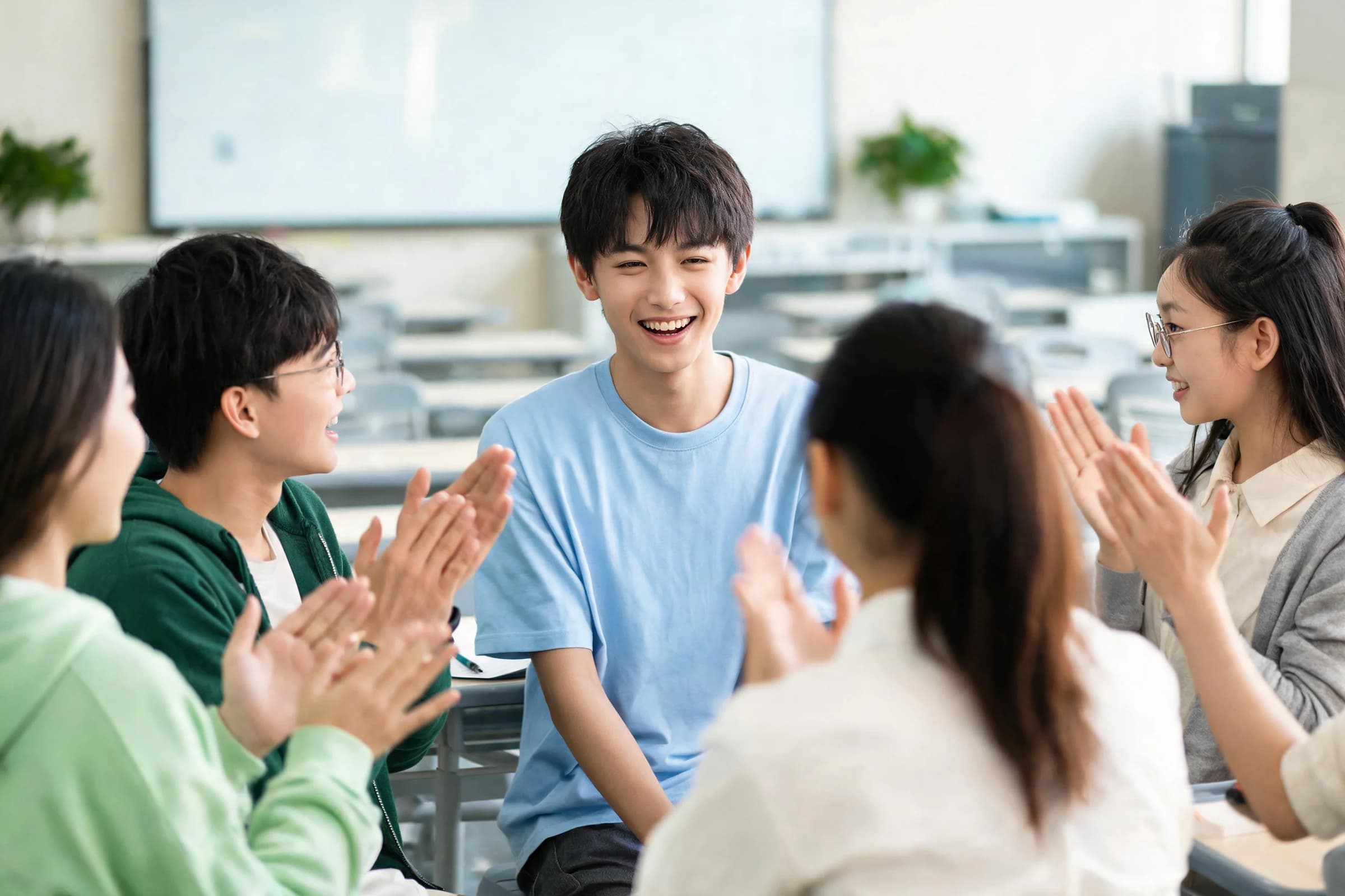 课堂讨论中的学生与老师